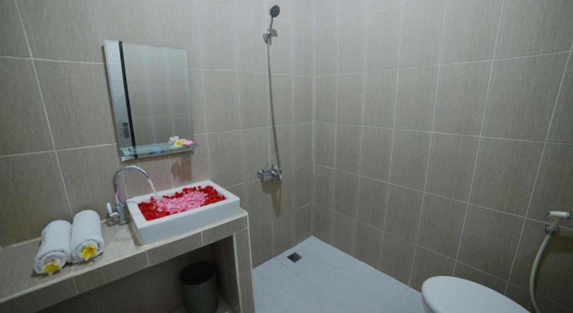 Ratu Guest House Kuta Selatan Exterior photo